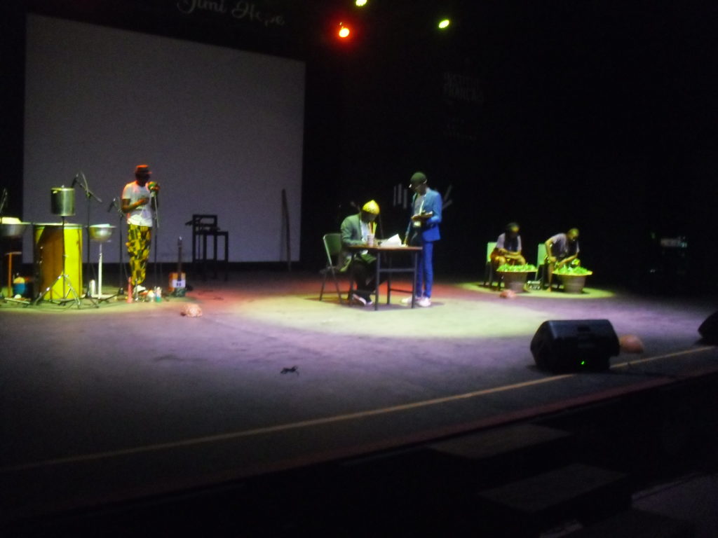 Article : Togo: Calebasse Club #5     :  Le Menteur Ambulant ou le «commerçant de l’art» qui allie slam, musique et danse